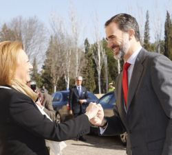 Su Majestad el Rey recibe el saludo de la presidenta de Aragón, Luisa Fernanda Rudí, a su llegada al Palacio de la Aljafería
