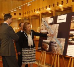 La presidenta de Aragón, Luisa Fernanda Rubí, explica a Sus Majestades los Reyes uno de los paneles desplegados de la cuenca del Ebro