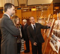 Don Felipe y Doña Letizia atienden a las explicaciones del técnico jefe del Operativo del 112, Miguel Ángel Clavero