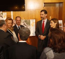 Sus Majestades los Reyes conversan con alcaldes de los diferentes municipios afectados por las inundaciones ocasionadas por el río Ebro, en presencia 
