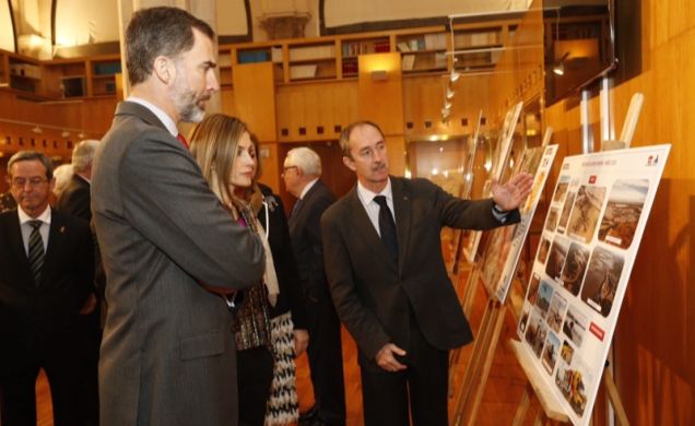 Don Felipe y Doña Letizia atienden a las explicaciones del técnico jefe del Operativo del 112, Miguel Ángel Clavero