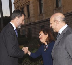 Su Majestad el Rey, a su llegada a la Biblioteca Nacional, recibe el saludo de la vicepresidenta del Gobierno y ministra de la Presidencia, Soraya Sáe