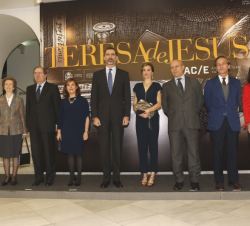 Fotografía de grupo de Don Felipe y Doña Letizia junto a miembros de la Comisión Nacional del V Centenario del nacimiento de Santa teresa de Jesús