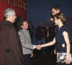 Sus Majestades los Reyes reciben el saludo de los comisarios de la exposición, Rosa Navarro y Juan Dobado