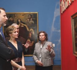 Don Felipe y Doña Letizia reciben la explicación de Rosa Navarro acerca de una de las obras de la exposición