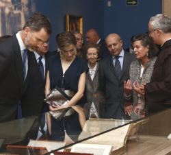 Sus Majestades los Reyes durante su visita a la exposición