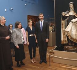 Don Felipe y Doña Letizia, junto a los comisarios de la exposición, frente a una de las esculturas que representa a Santa Teresa de Jesús