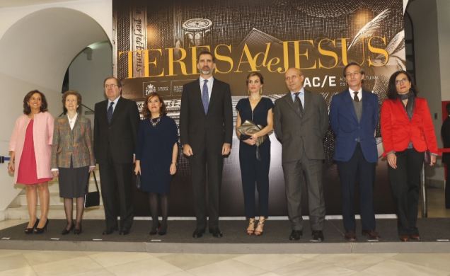 Fotografía de grupo de Don Felipe y Doña Letizia junto a miembros de la Comisión Nacional del V Centenario del nacimiento de Santa teresa de Jesús