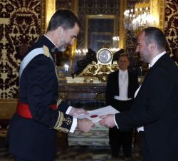 Don Felipe recibe la Carta Credencial de manos del embajador de la República de Albania, Ridi Kurtezi