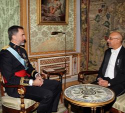 Don Felipe conversa tras la entrega de la Carta Credencial con el embajador de la República Dominicana, Aníbal de Jesús de Castro Rodríguez