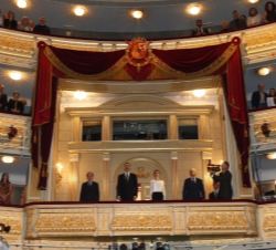 Sus Majestades los Reyes durante la interpretación del Himno Nacional