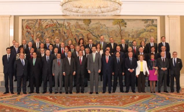 Fotografía de grupo Su Majestad el Rey con el Comité Ejecutivo de la Confederación Española de Organizaciones Empresariales-CEOE