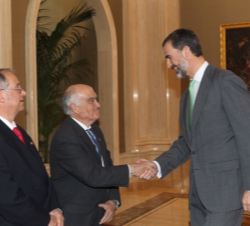 Su Majestad el Rey recibe el saludo del decano de la Real Academia de Cultura Valenciana, Enrique de Miguel Fernández-Carranza
