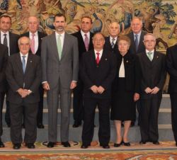 Fotografía de grupo de Su Majestad el Rey con la Junta de Gobierno de la Real Academia de Cultura Valenciana