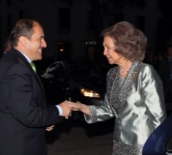 Doña Sofía fue recibida por el alcalde de Alcalá de Henares, Javier Bello