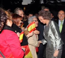 Doña Sofía saludó al público allí congregado