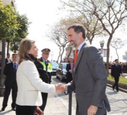 Su Majestad el Rey recibe el saludo de la delegada del Gobierno en la Comunidad Autónoma de Cataluña, María de los Llanos de Luna