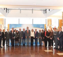 Su Majestad el Rey con los miembros de la corporación municipal del Ayuntamiento de Tarragona
