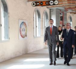 El Rey acompañado por las autoridades asistentes durante su recorrido por la Tarraco Arena Plaza