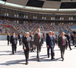 El Rey Don Felipe durante su recorrido por el Tarraco Arena Plaza a su paso por el centro de la arena