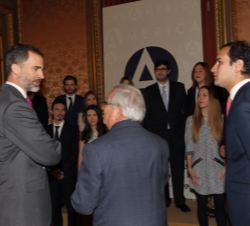 Su Majestad el Rey conversa con el presidente del "Grupo Diariocrítico", Fernando Jáuregui