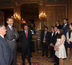 Su Majestad el Rey charla con los galardonados con el Premio Educa2020, en presencia del presidente del "Grupo Diariocrítico", Fernando Jáur