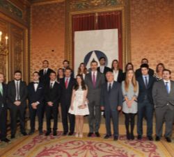 Don Felipe junto a los galardonados con el Premio Educa2020