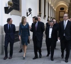 Su Majestad la Reina conversa con el presidente del Real Patronato del Museo Nacional Centro de Arte Reina Sofía, Guillermo de la Dehesa