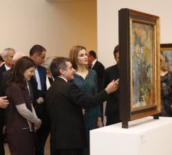 Doña Letizia observa unas de las obras de la exposición "Coleccionismo y Modernidad. Colecciones Im Obersteg y Rudolf Staechelin"