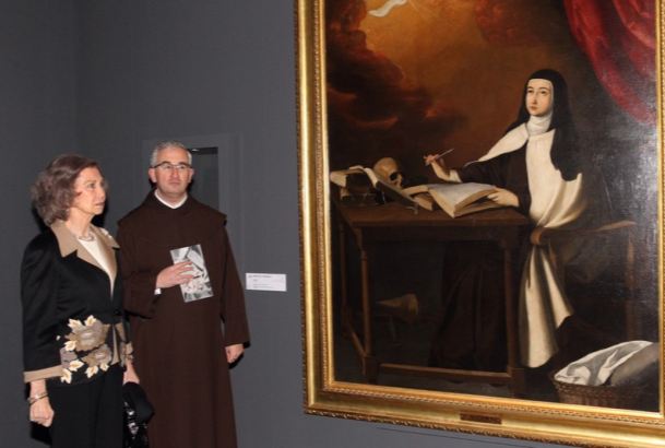 Doña Sofía, junto al comisario de la muestra Juan Dobado, contempla el retrato de "Santa Teresa de Jesús" de Zurbarán.