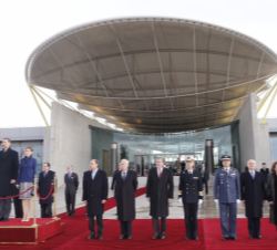 Sus Majestades los Reyes a su llegada al Pabellón de Estado de la Terminal T-4