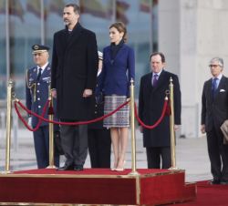 Don Felipe y Doña Letizia durante la interpretación del Himno Nacional