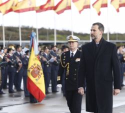Su Majestad el Rey pasa revista a un piquete de honor