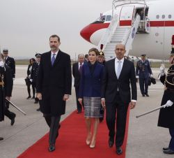 Cordón de honor a la llegada de Sus Majestades los Reyes al aeropuerto de Orly