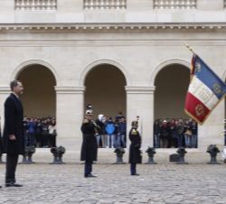 Su Majestad el Rey saluda a la bandera francesa, junto al Primer Ministro Francés