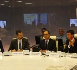 Sus Majestades los Reyes, junto al Presidente y al Primer Ministro de la República Francesa, en el Centro Interministerial de Crisis