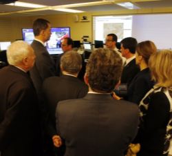 Sus Majestades los Reyes escuchan atentamente las explicaciones que les ofrecieron tanto los servicios de la Gendarmería, como los de la Policía Nacio