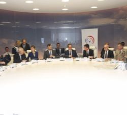 Sus Majestades los Reyes reciben información de última hora en el Centro Interministerial de Crisis
