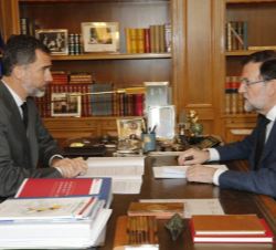 Su Majestad el Rey con el presidente del Gobierno, durante el despacho mantenido con motivo del accidente aéreo de la compañía Germanwings