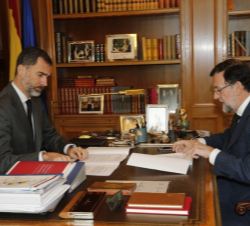 Don Felipe es informado por el presidente del Gobierno de toda la documentación existente sobre el accidente aéreo en los Alpes
