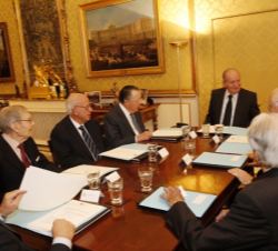 Su Majestad el Rey Don Juan Carlos durante la reunión del Patronato de Fondena