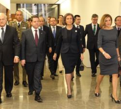 Doña Sofía, con la presidenta de la Junta de Comunidades de Castilla La-Mancha, el presidente del Patronato de la Real Fundación de Toledo, el alcalde