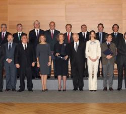 Doña Sofía, con los galardonados y las autoridades asistentes.