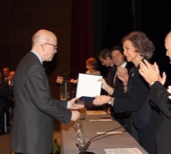 Doña Sofía entrega el galardón al director general de Radio Televisión Castilla-La Mancha, Ignacio Villa.