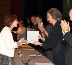 Doña Sofía hace entrega del galardón a la directora general de la Fundación Atresmedia, Carmen Bieger.
