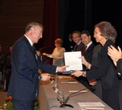 Doña Sofía entrega el galardón al presidente de la Corporación Radiotelevisión Española, José Antonio Sánchez.