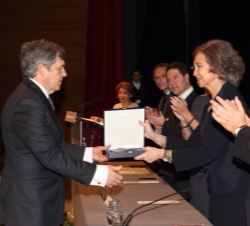 Doña Sofía entrega el premio a Javier Barón