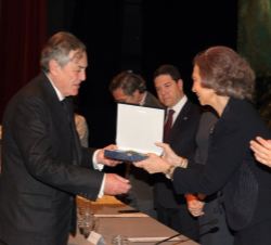 Doña Sofía entrega el galardón al presidente del Consejo de Administración del Patrimonio Nacional, José Rodríguez-Spiteri, en representación de los p