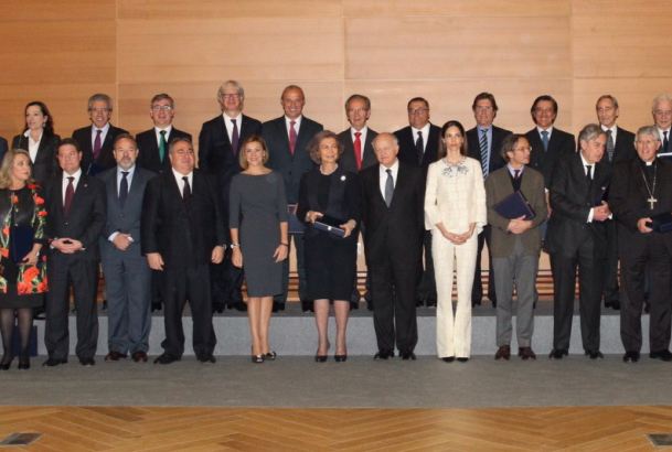 Doña Sofía, con los galardonados y las autoridades asistentes.