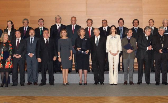 Doña Sofía, con los galardonados y las autoridades asistentes.